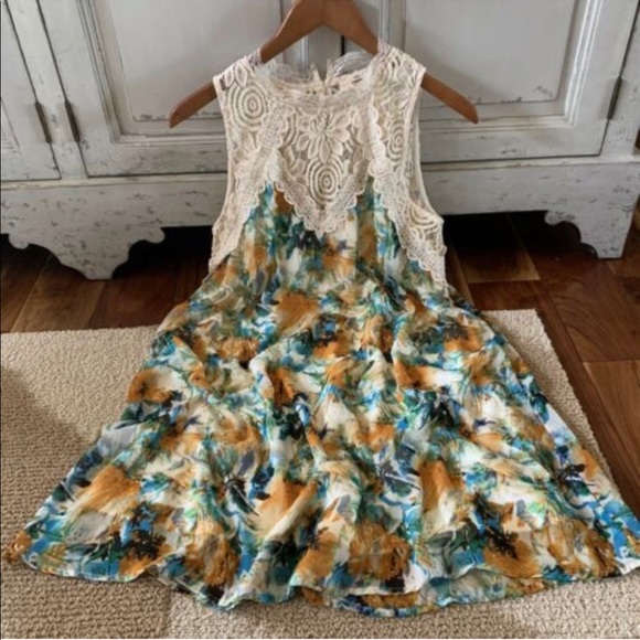 Dresses & Skirts - ☀️HP💝NWOT Floral tunic dress layer crochet lace